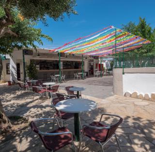 Terraza bar restaurante Camping Playa y Fiesta Miami Playa Costa Dorada