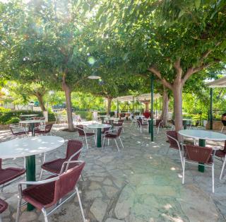 Terraza bar restaurante Camping Playa y Fiesta Miami Playa Costa Dorada