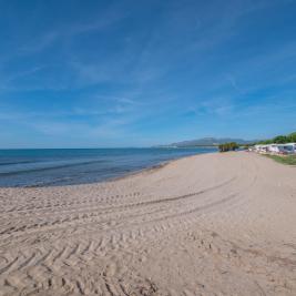 Beach in front of the Camping Playa y Fiesta Costa Dorada