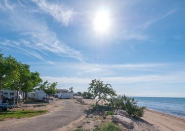 Camperpark face a la plage Camping Playa y Fiesta Miami Playa Costa Dorada